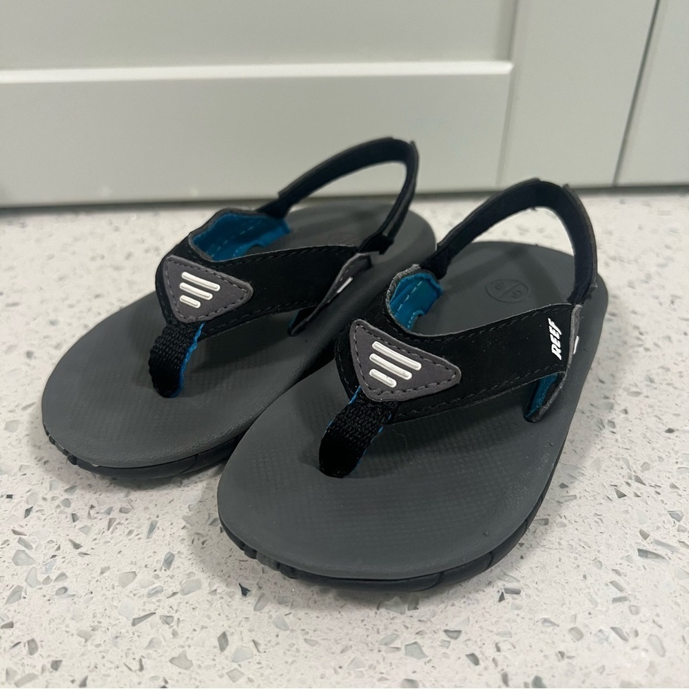 REEF Kids Black and Blue Surfer Sandals | Flipflops | Size 5/6US